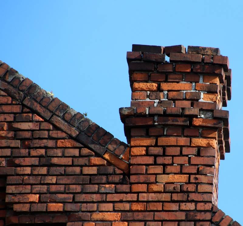 Signs Your Aventura Home Needs a Chimney Inspection Damaged chimney on an Aventura home showing cracks and missing mortar